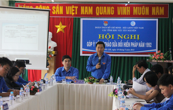 Anh Nguyễn Phi Long (đứng) phát biểu kết thúc Hội nghị